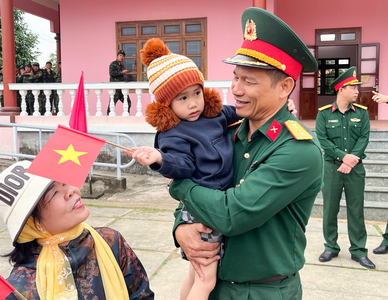 Tình quân - dân keo sơn, bền chặt sẽ còn mãi trong lòng Nhân dân.