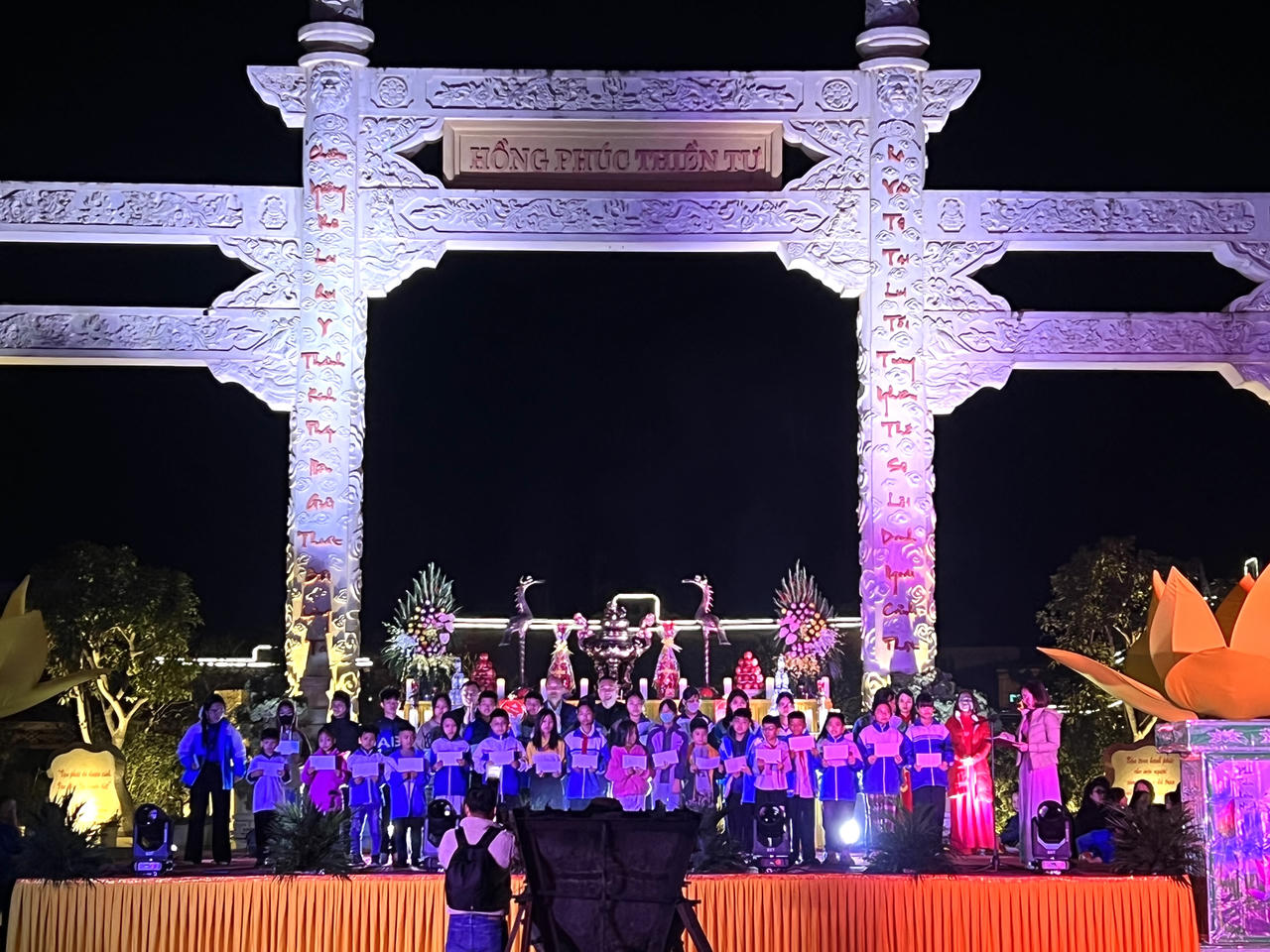 Chùa Hồng Phúc trao quà cho 215 học sinh, sinh viên khó khăn
