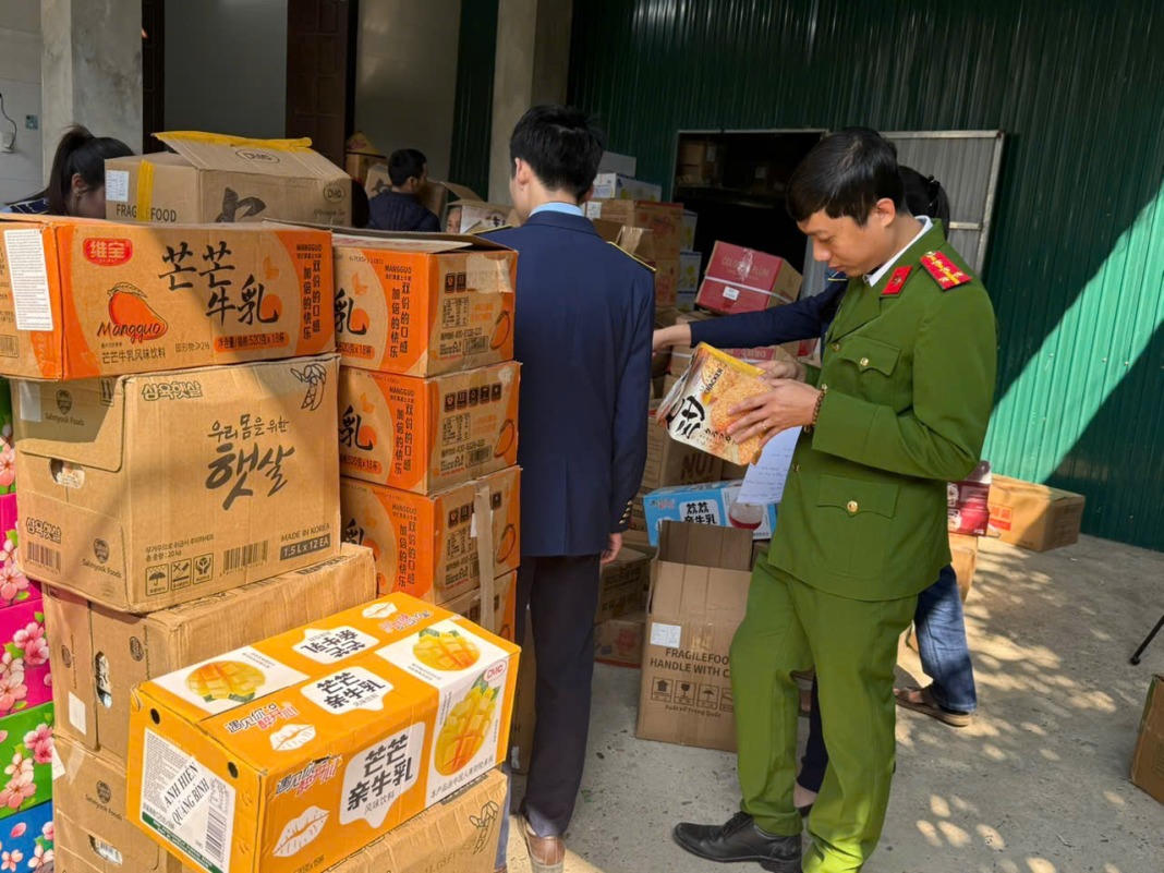 Quảng Trị liên tiếp bắt giữ lượng lớn rượu ngoại, đường kính, bánh kẹo... 'lậu' 