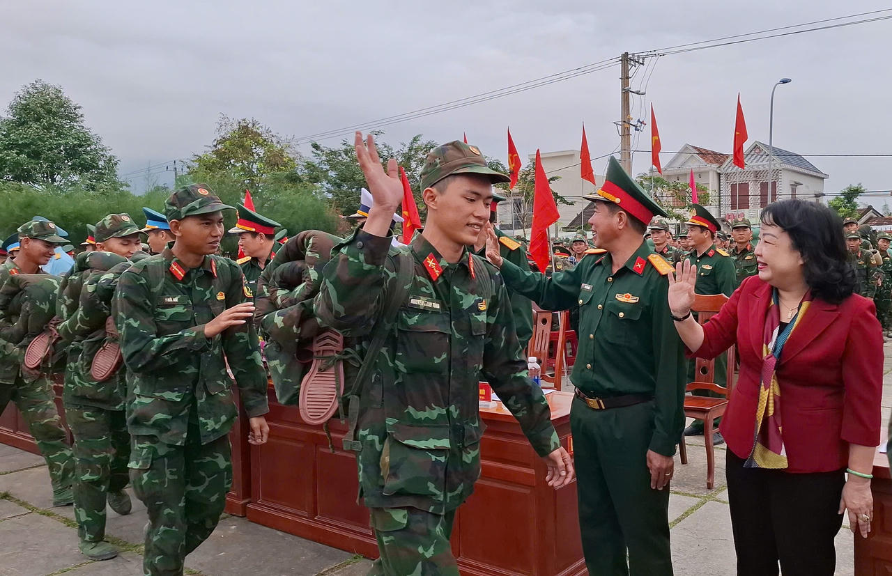 Lãnh đạo tỉnh Đắk Lắk tiễn quân nhân hoàn thành nhiệm vụ “Chiến dịch Quang Trung”.