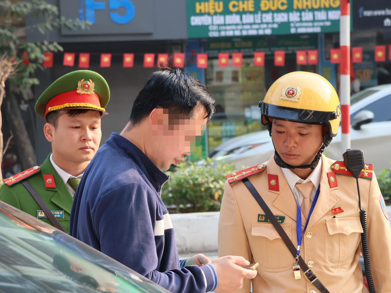 Tăng cường kiểm tra, giữ vững an ninh giao thông trước thềm Đại hội XIV của Đảng