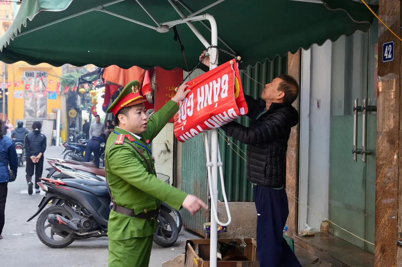 Phường Hồng Hà (Hà Nội) ra quân giải tỏa chợ tạm, chợ cóc, lập lại trật tự đô thị