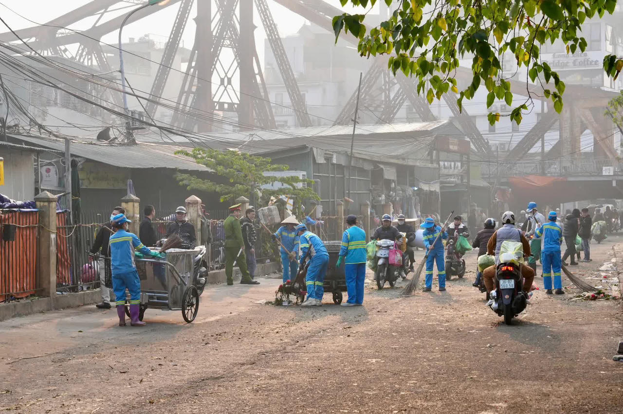 Phường Hồng Hà (Hà Nội) ra quân giải tỏa chợ tạm, chợ cóc, lập lại trật tự đô thị