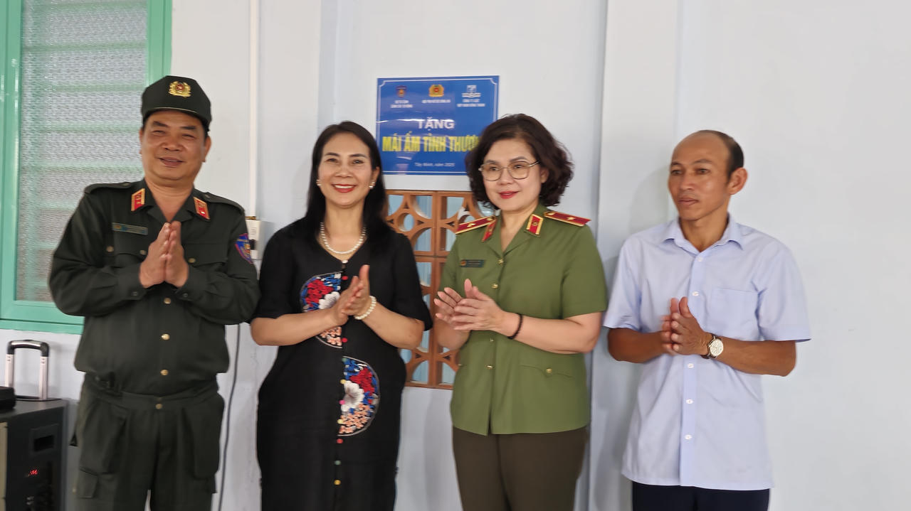 Từ Chuyến bay màu xanh đến mái ấm kiên cố miền biên viễn