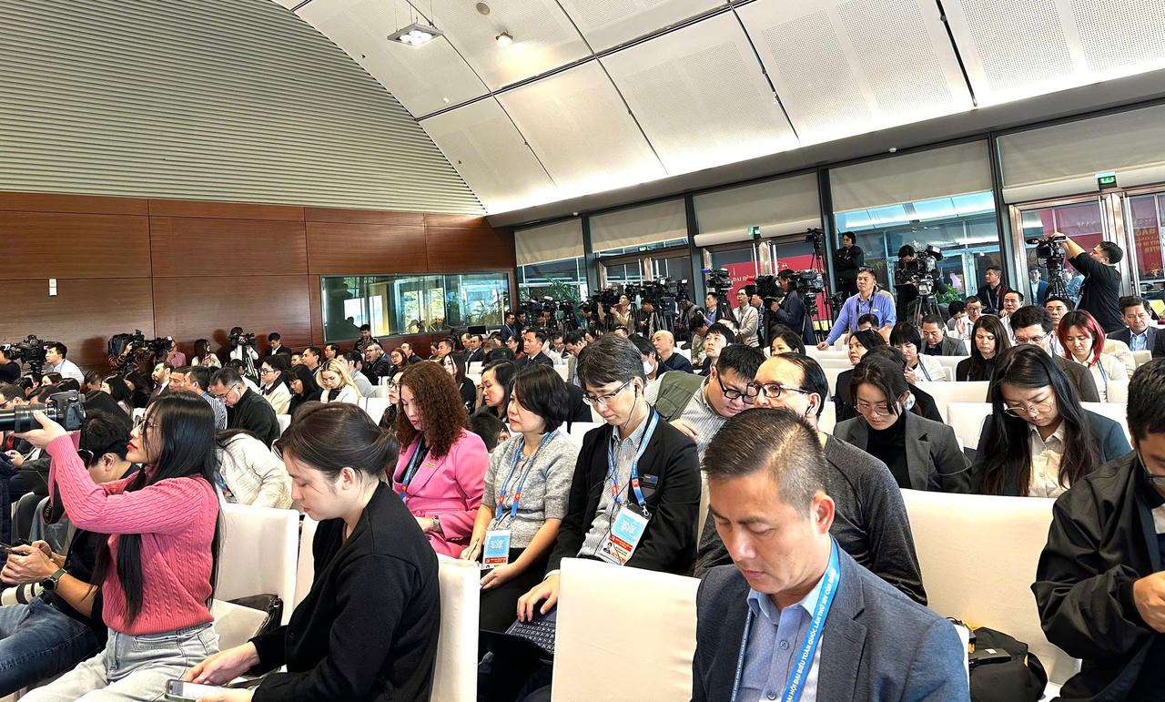 Các phóng viên tham dự họp báo. Ảnh: Vân A