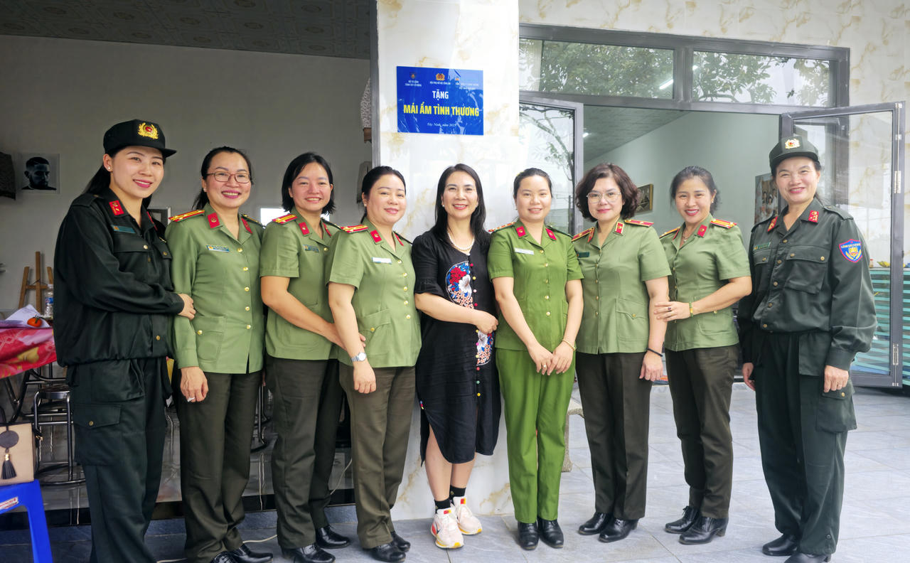 Từ Chuyến bay màu xanh đến mái ấm kiên cố miền biên viễn