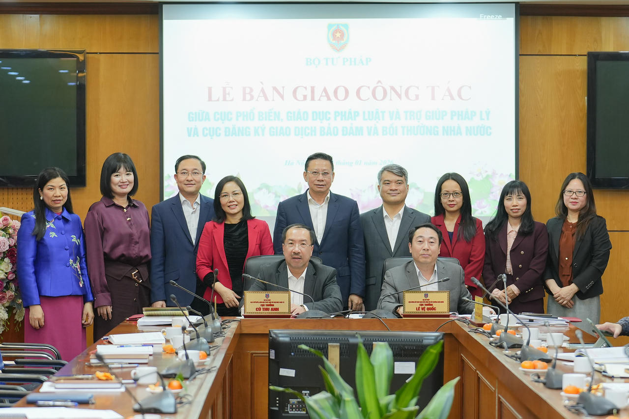 Bàn giao công tác giữa hai đơn vị thuộc Bộ Tư pháp
