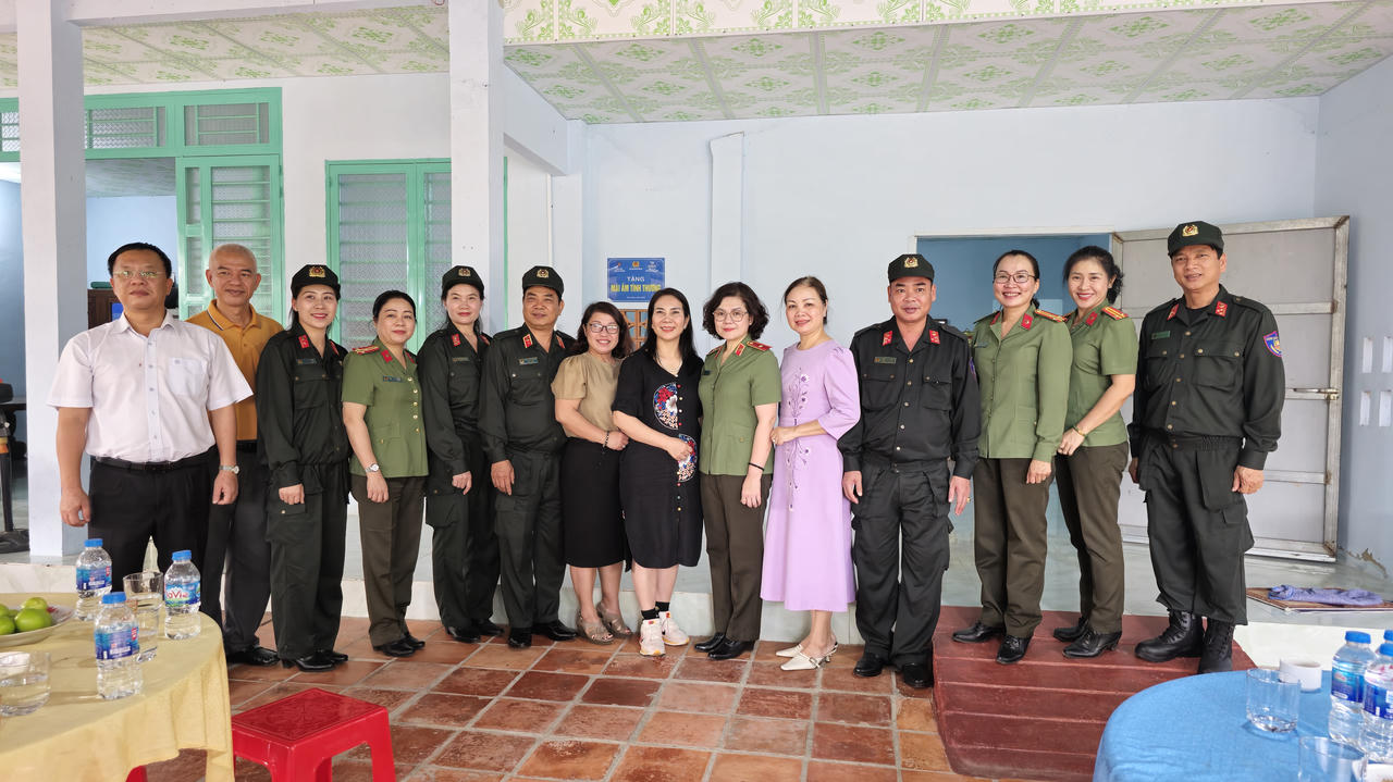 Từ Chuyến bay màu xanh đến mái ấm kiên cố miền biên viễn