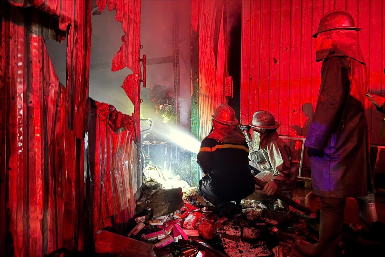 Ngăn đám cháy lan sang khu nhà xưởng 1.000m2 giữa đêm ở Hà Nội