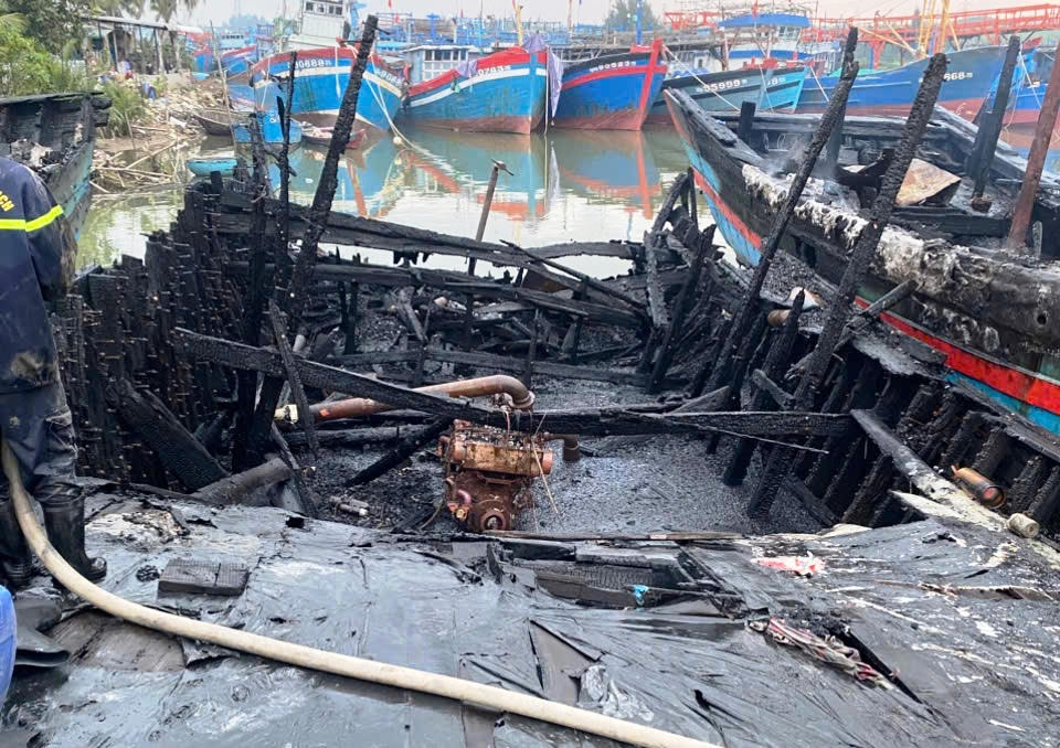 4 tàu cá cháy rụi trong đêm, ngư dân Quảng Ngãi thiệt hại nặng