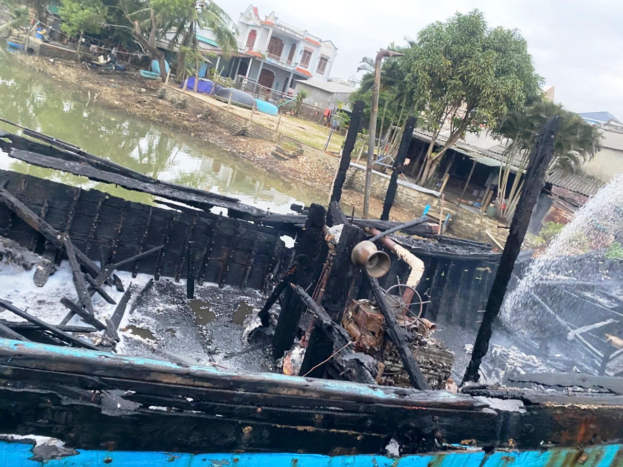 4 tàu cá cháy rụi trong đêm, ngư dân Quảng Ngãi thiệt hại nặng