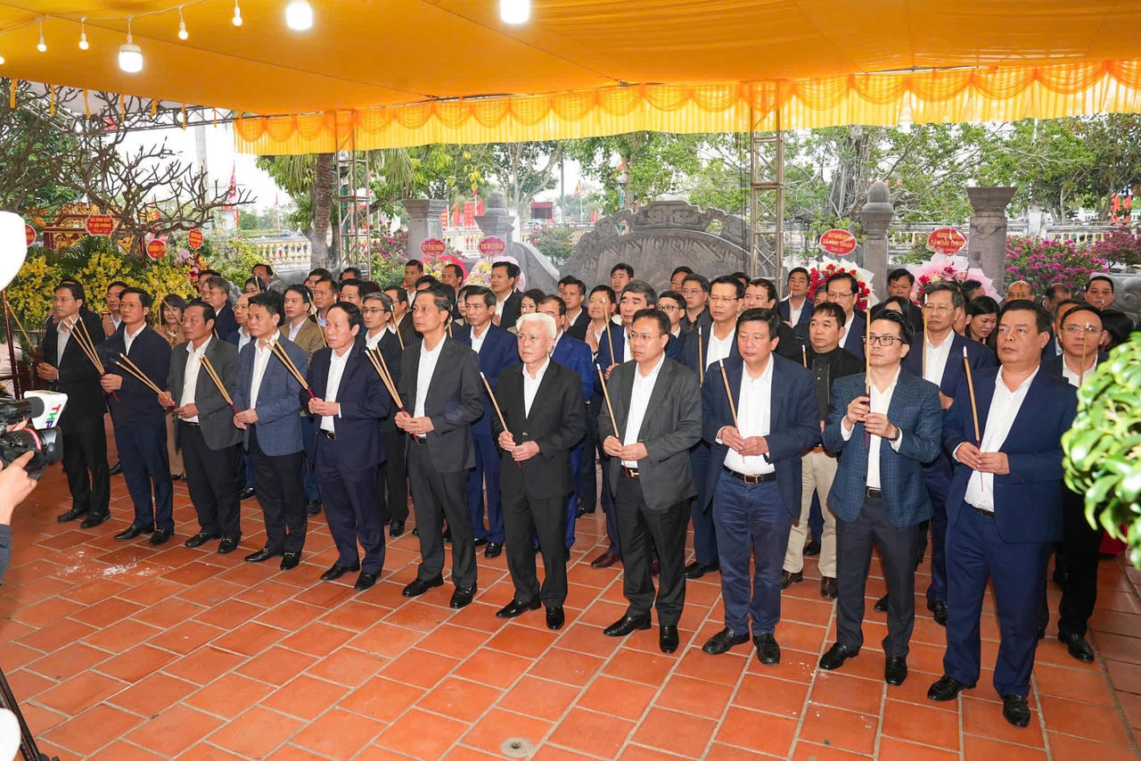 Lãnh đạo TP Hải Phòng dâng hương tại đền thờ Trạng Trình Nguyễn Bỉnh Khiêm
