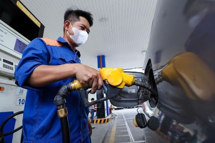 Giá xăng tăng, xăng E5RON92 lên gần 18.400 đồng/lít