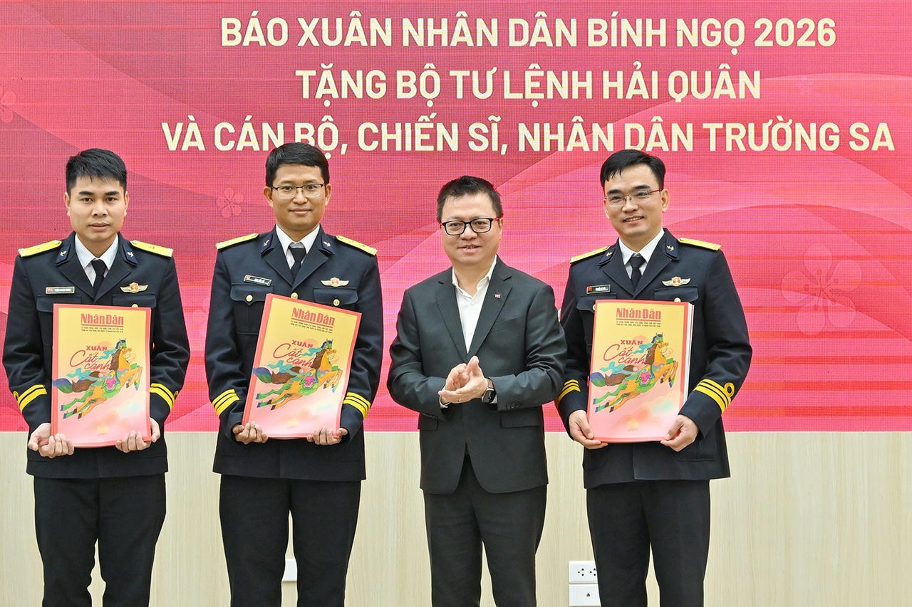 Trao tặng báo Xuân Nhân Dân cho cán bộ, chiến sỹ Hải quân và nhân dân Trường Sa