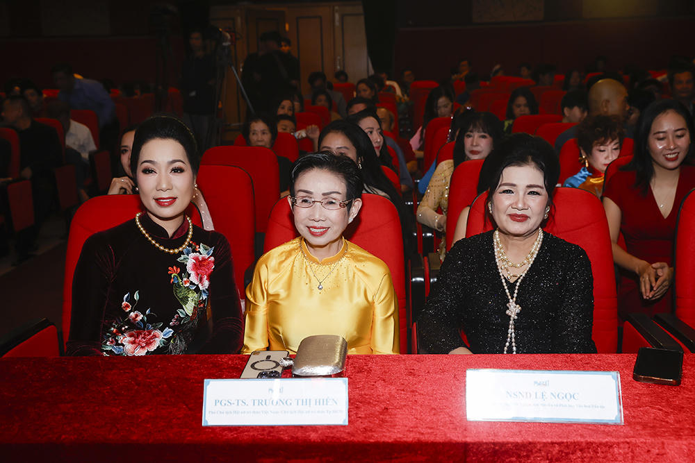 Từ trái qua phải là NSND Trịnh Kim Chi, Chịu trách nhiệm khối Văn hóa nghệ thuật phía Nam của Hội Nữ trí thức Việt Nam; PGS.TS. Trương Thị Hiền, Phó Chủ tịch Hội Nữ Trí thức Việt Nam, Chủ tịch Hội Nữ Trí thức TP. Hồ Chí Minh; NSND Lệ Ngọc,Chi hội trưởng Chi hội Nữ trí thức Văn hóa nghệ thuật của Hội Nữ Trí thức Việt Nam đã đến tham dự chương trình "Vinh danh những Trái tim Nhân ái, Vì cộng đồng năm 2025". Ảnh: PNM