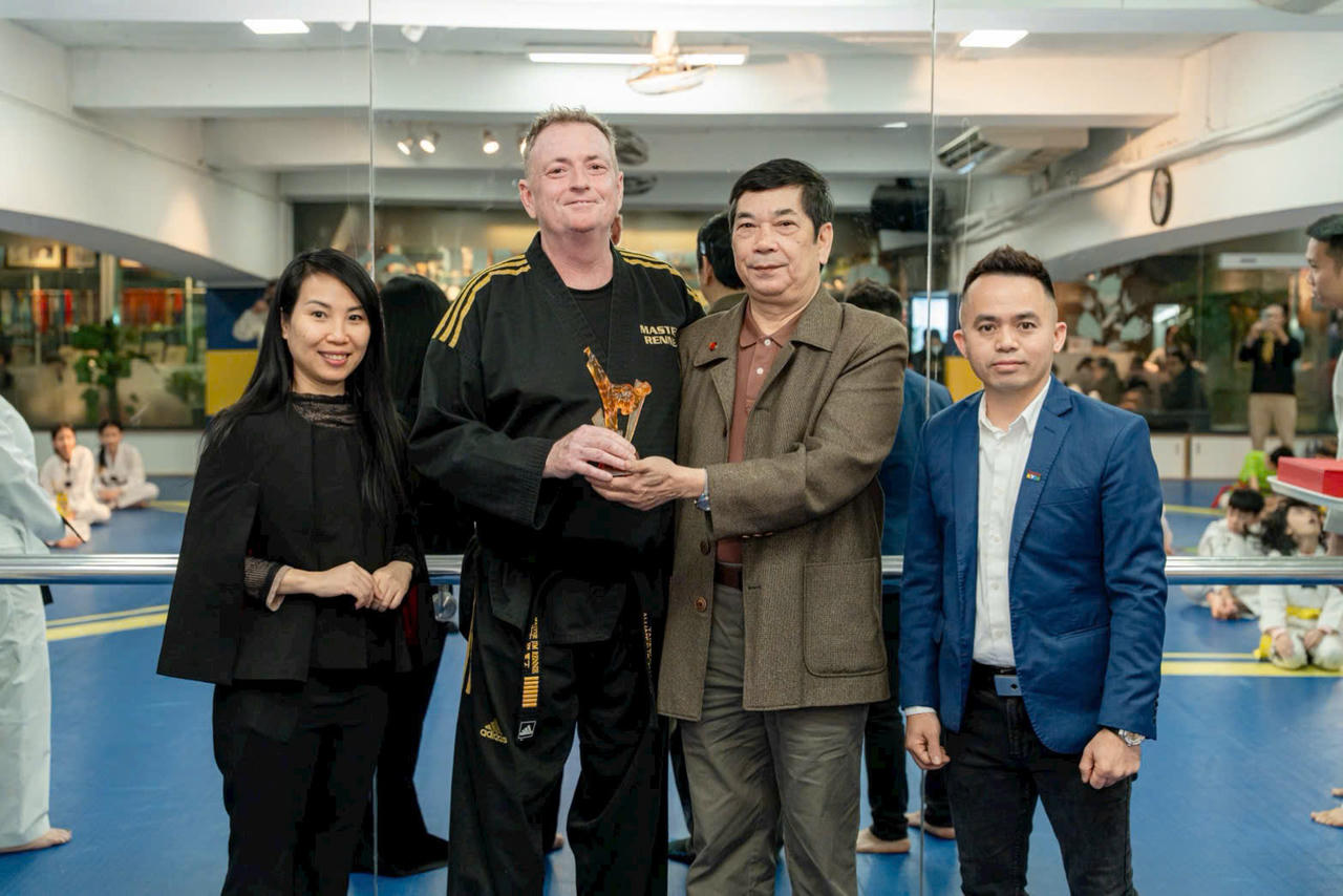  Thầy Nguyễn Đình Toàn cùng thầy Nguyễn Mạnh Hùng - Chủ tịch Liên đoàn Taekwondo Hà Nội tiếp đón các vị khách quốc tế đến Trung tâm bàn chuyện hợp tác quốc tế trong đào tạo và thi đấu (Ảnh: P.V)