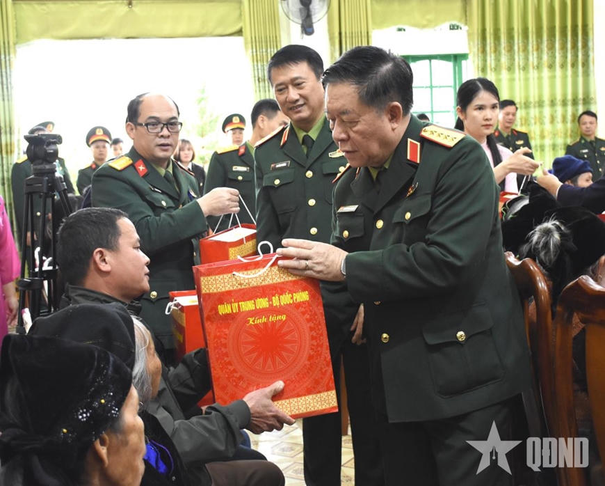 Đại tướng Nguyễn Trọng Nghĩa trao quà tặng các gia đình chính sách, người có công trên địa bàn tỉnh Cao Bằng.&nbsp;Ảnh: Anh Minh&nbsp;&nbsp;