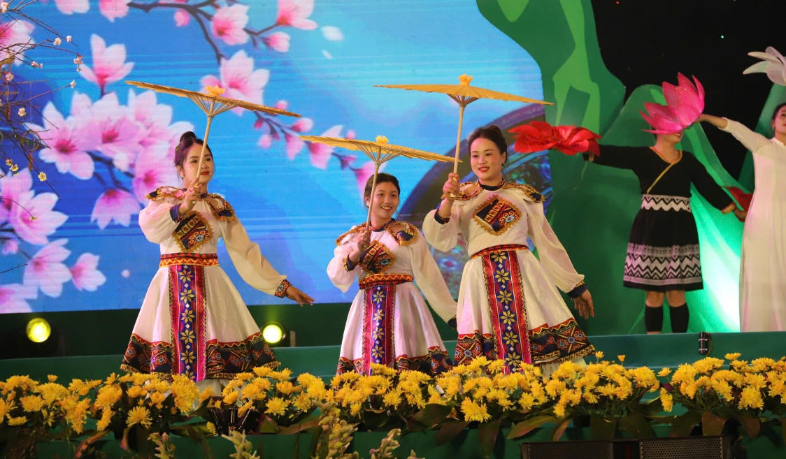Rực rỡ đêm khai mạc 'Hẹn ước mùa hoa' trên cao nguyên Mộc Châu