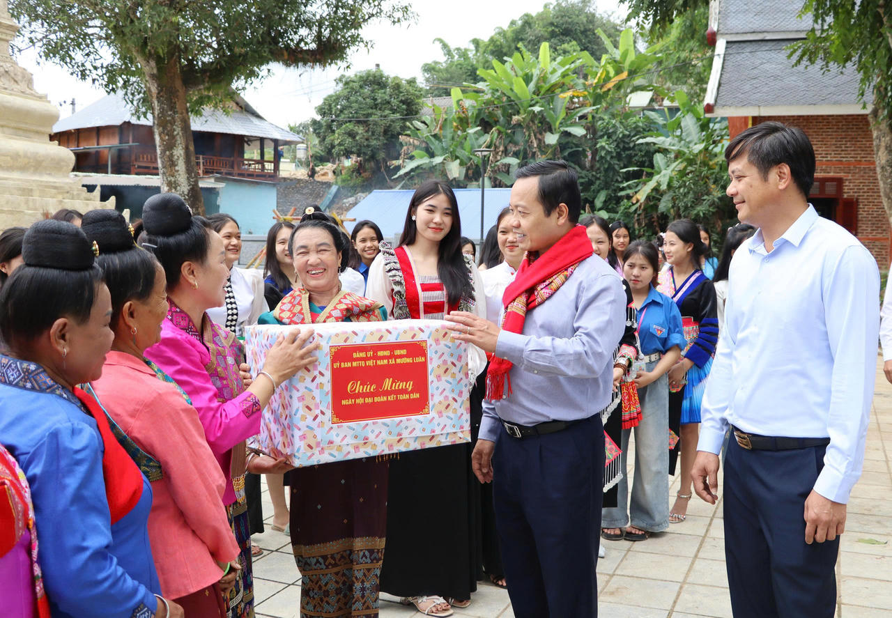 Bí thư Tỉnh ủy Điện Biên Trần Tiến Dũng tặng quà người dân bản Mường Luân 1, xã Mường Luân, nhân ngày hội Đại đoàn kết dân tộc năm 2025.