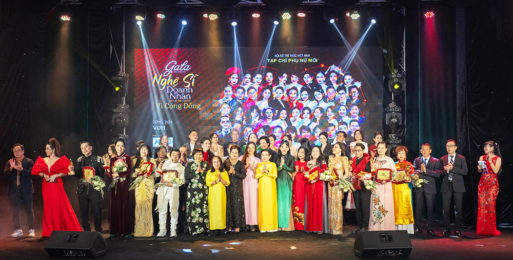 Khoảnh khắc xúc động nhất là khi toàn bộ nghệ sĩ, doanh nhân được vinh danh cùng các đại biểu lên sân khấu, nắm tay nhau hát “Nối vòng tay lớn”. Không còn khoảng cách giữa người trao và người nhận, chỉ còn những con người cùng chung một niềm tin rằng yêu thương luôn có thể lan xa.