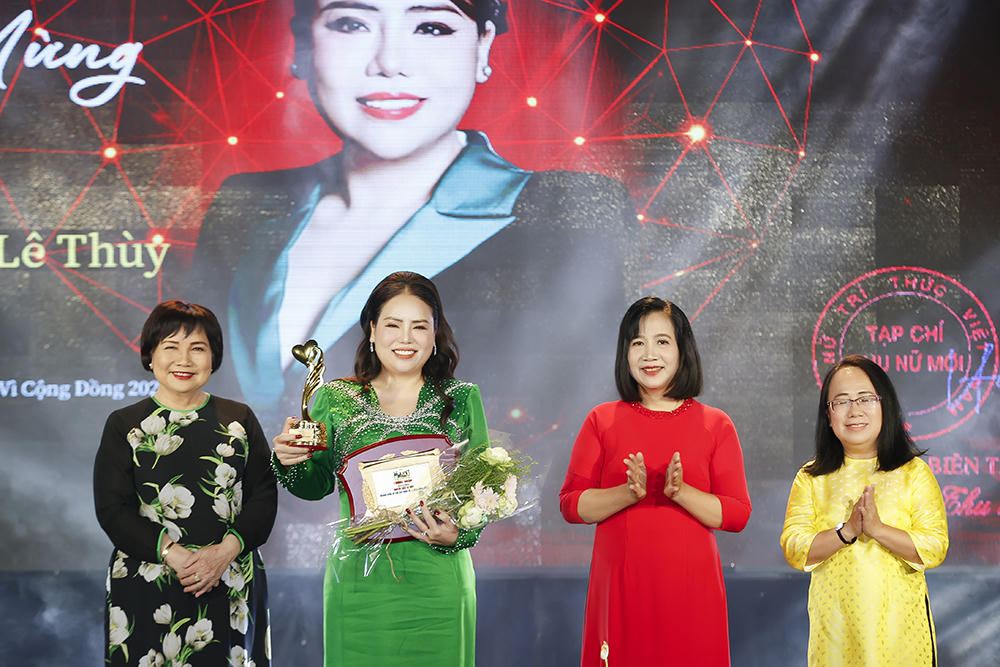 TS. Lý Thị Mai - Uỷ viên Ban chấp hành Hội Nữ trí thức TP. HCM (áo dài hoa), nhà báo Chu Thị Thu Hằng, TBT tạp chí Phụ nữ Mới (áo dài màu đỏ) và bà&nbsp;Đinh Thị Thanh Thủy, Phó Ban Tuyên giáo và Dân vận Thành ủy TP. Hồ Chí Minh (áo dài mầu vàng) đã trao cúp, bằng khen cho 16 doanh nhân.