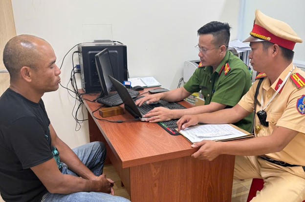 Tạm giữ tài xế điều khiển xe 16 chỗ quay nhiều vòng giữa ngã ba