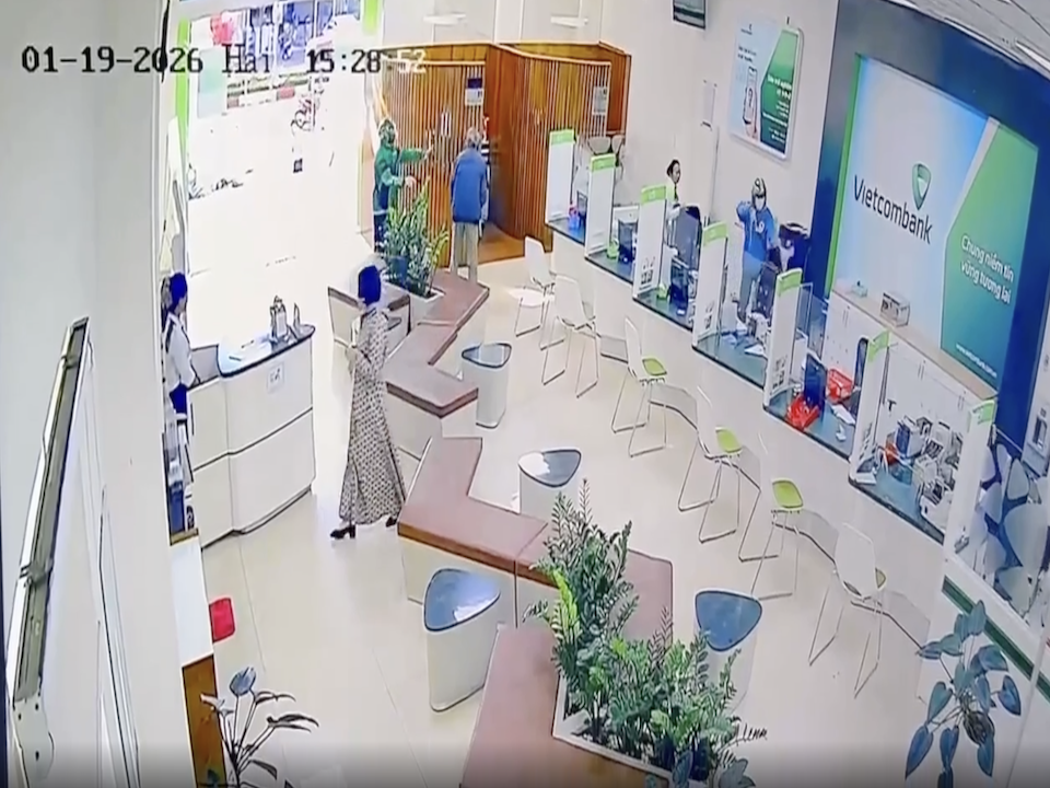 Hai đối tượng nghi dùng súng cướp ngân hàng tại Gia Lai