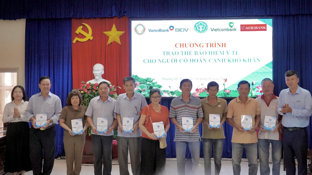 BHXH Đồng Tháp trao hơn 370 thẻ BHYT cho người dân khó khăn tại 2 phường Trung An và Mỹ Tho