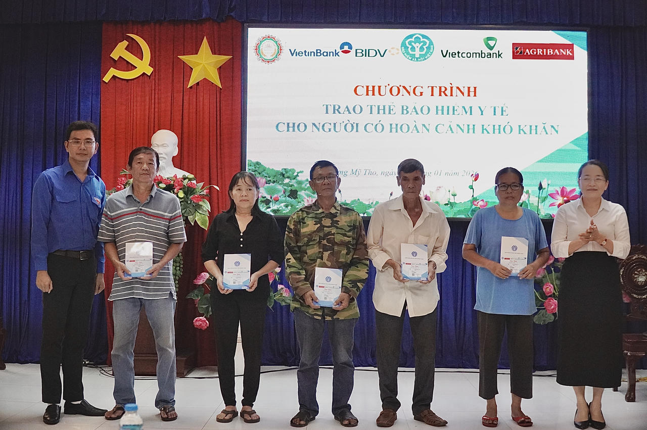BHXH Đồng Tháp trao hơn 370 thẻ BHYT cho người dân khó khăn tại 2 phường Trung An và Mỹ Tho