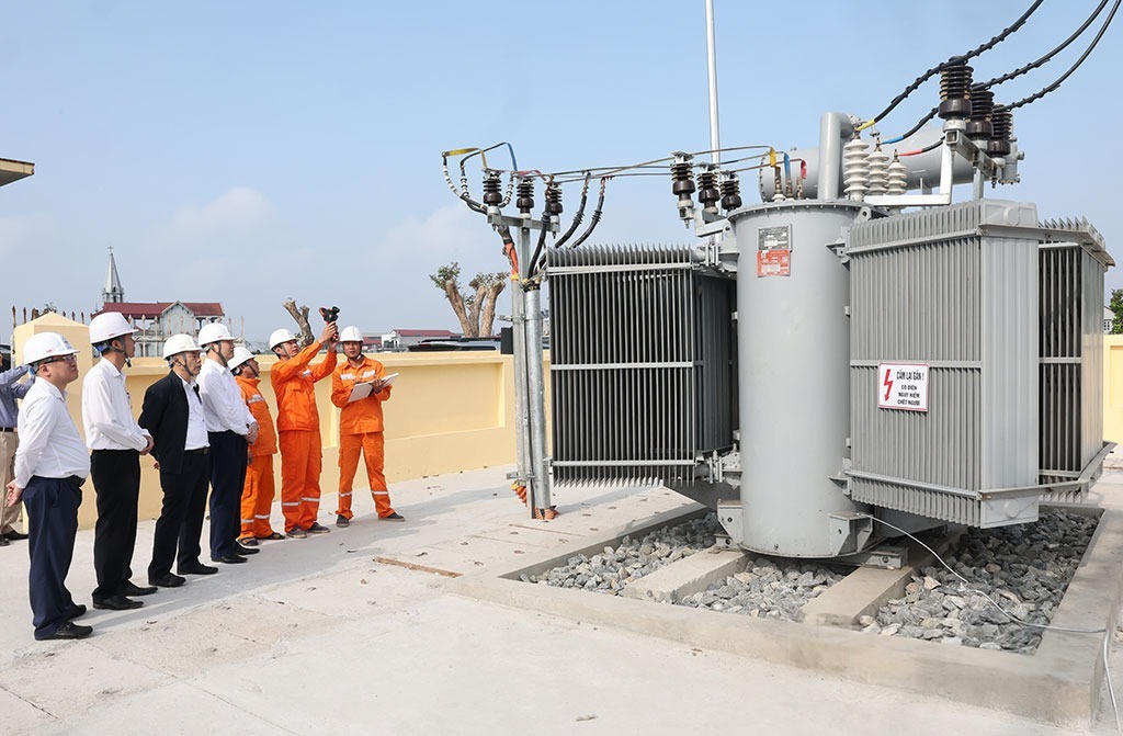 Điện lực Ninh Bình kiểm tra lưới điện phục vụ bơm nước gieo cấy vụ Đông Xuân