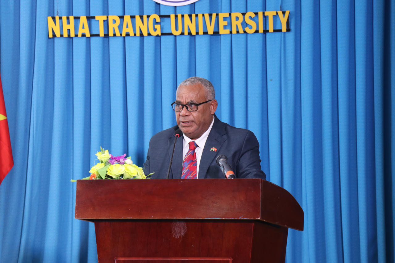 Thủ tướng Nauka Jotham Napat phát biểu tại buổi làm việc với lãnh đạo Trường Đại học Nha Trang.