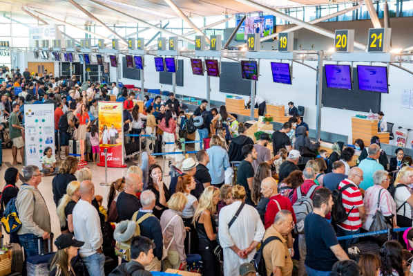 Lượng khách tăng trưởng vượt bậc hàng năm tạo nhu cầu bức thiết nâng cấp Cảng Hàng không Quốc tế Phú Quốc.