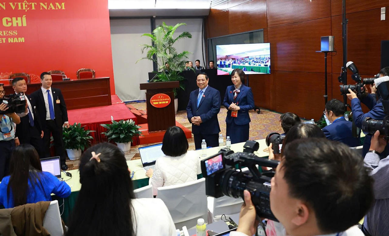 Thủ tướng Phạm Minh Chính thăm, động viên phóng viên báo chí tác nghiệp tại Đại hội XIV của Đảng