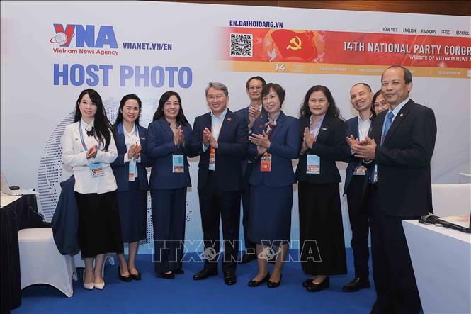 Bộ trưởng Bộ Tư pháp thăm khu vực tác nghiệp của TTXVN tại Đại hội XIV của Đảng