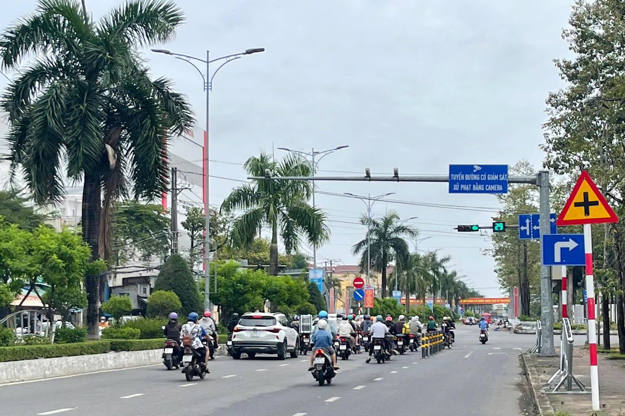 Trật tự an toàn giao thông được duy trì tại khu vực lắp đặt camera giám sát trên đường Phan Ngọc Hiển, phường Tân Thành.
