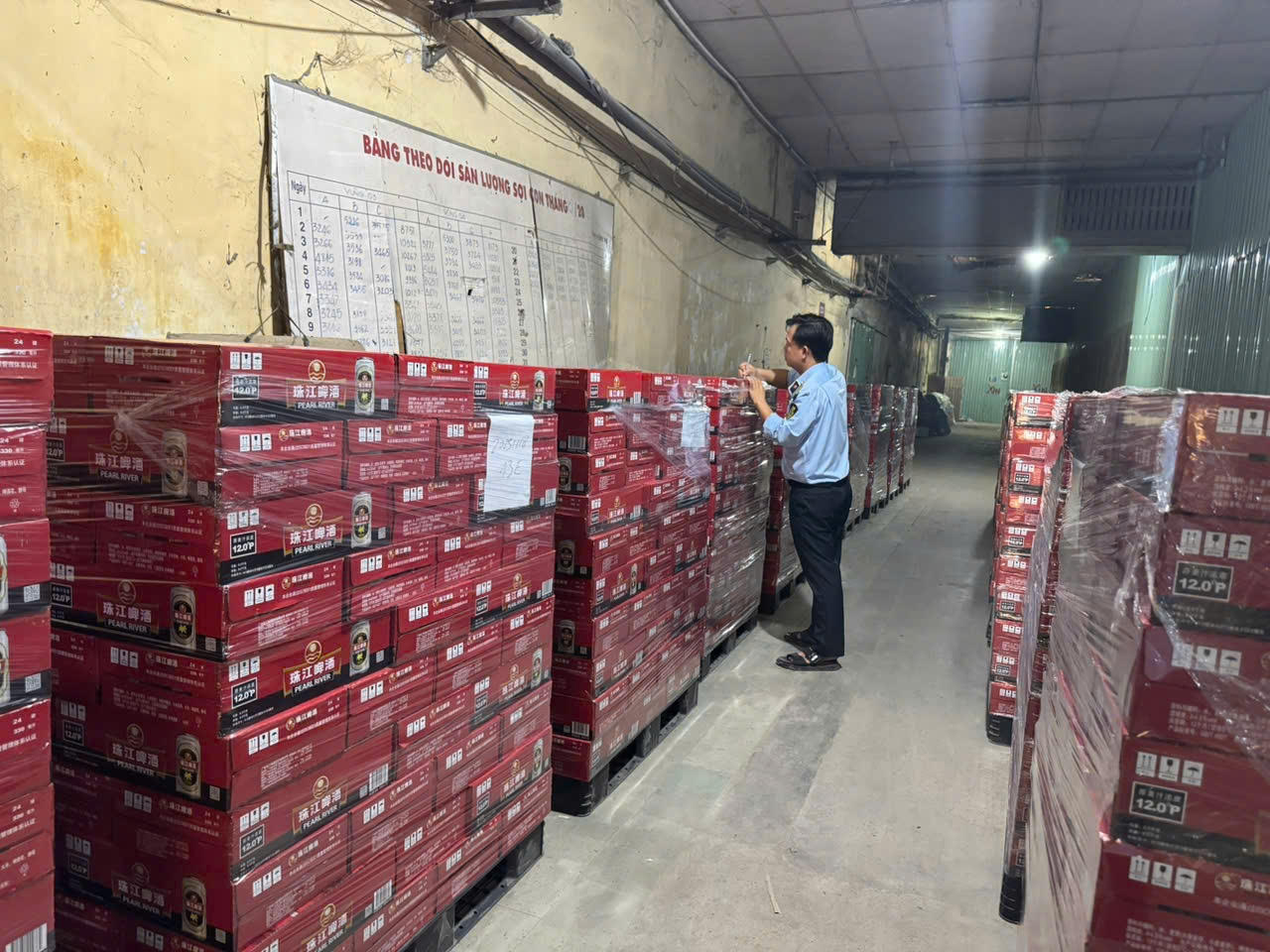 Cận Tết, phát hiện hơn 3.200 thùng bia ngoại không rõ nguồn gốc ở TP.HCM
