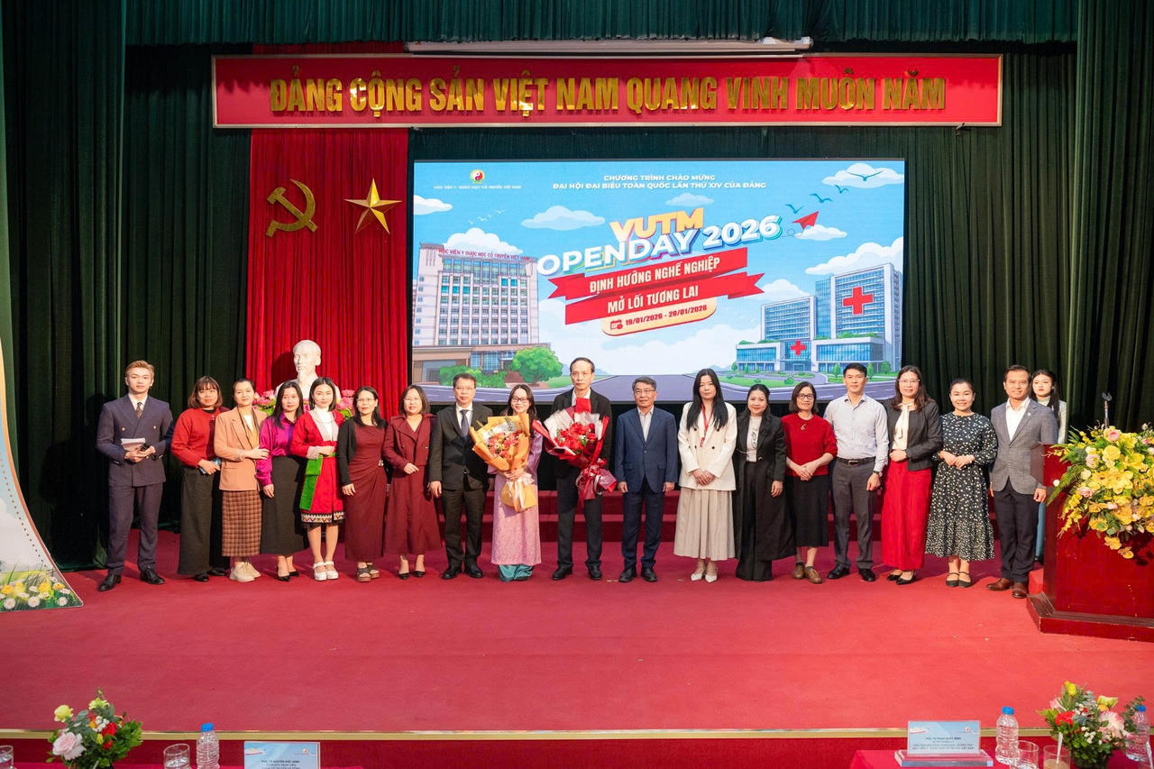Các chuyên gia đầu ngành, nhà khoa học, giảng viên cùng đại diện các doanh nghiệp, đơn vị hoạt động trong lĩnh vực Y học cổ truyền tham gia sự kiện.