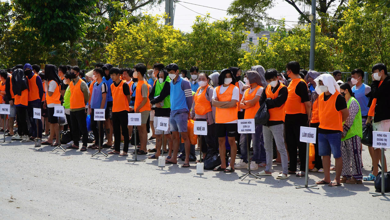 Tiếp nhận trên 160 công dân Việt Nam từ Campuchia qua Cửa khẩu Dinh Bà (Đồng Tháp)