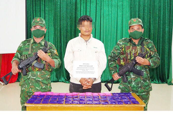 Bắt giữ đối tượng người nước ngoài vận chuyển hơn 12.000 viên ma túy qua biên giới