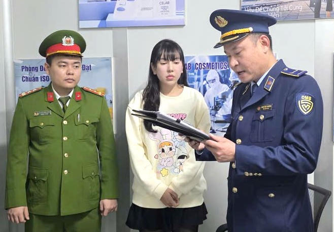 Thu giữ gần 13.000 sản phẩm và thiết bị sản xuất hàng giả