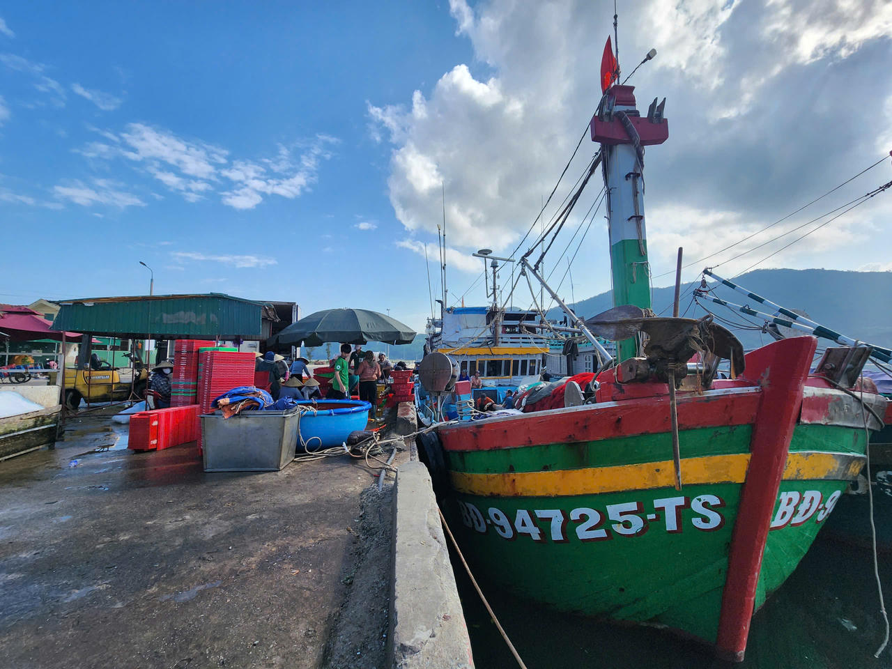 Sáng 21/1, tàu cá số hiệu BĐ 94725 TS của anh Đặng Mậu Trí (sinh năm 1995, trú xã An Lương, tỉnh Gia Lai) cập cảng cá Cửa Sót ở xã Lộc Hà, tỉnh Hà Tĩnh, với đầy ắp hải sản.