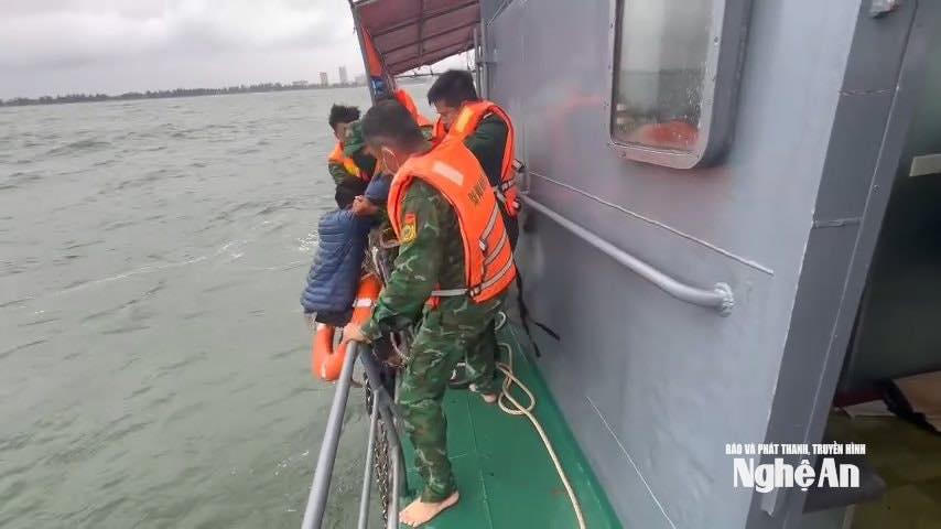 Cứu hộ 2 ngư dân gặp nạn do tàu lật úp trên biển Cửa Lò