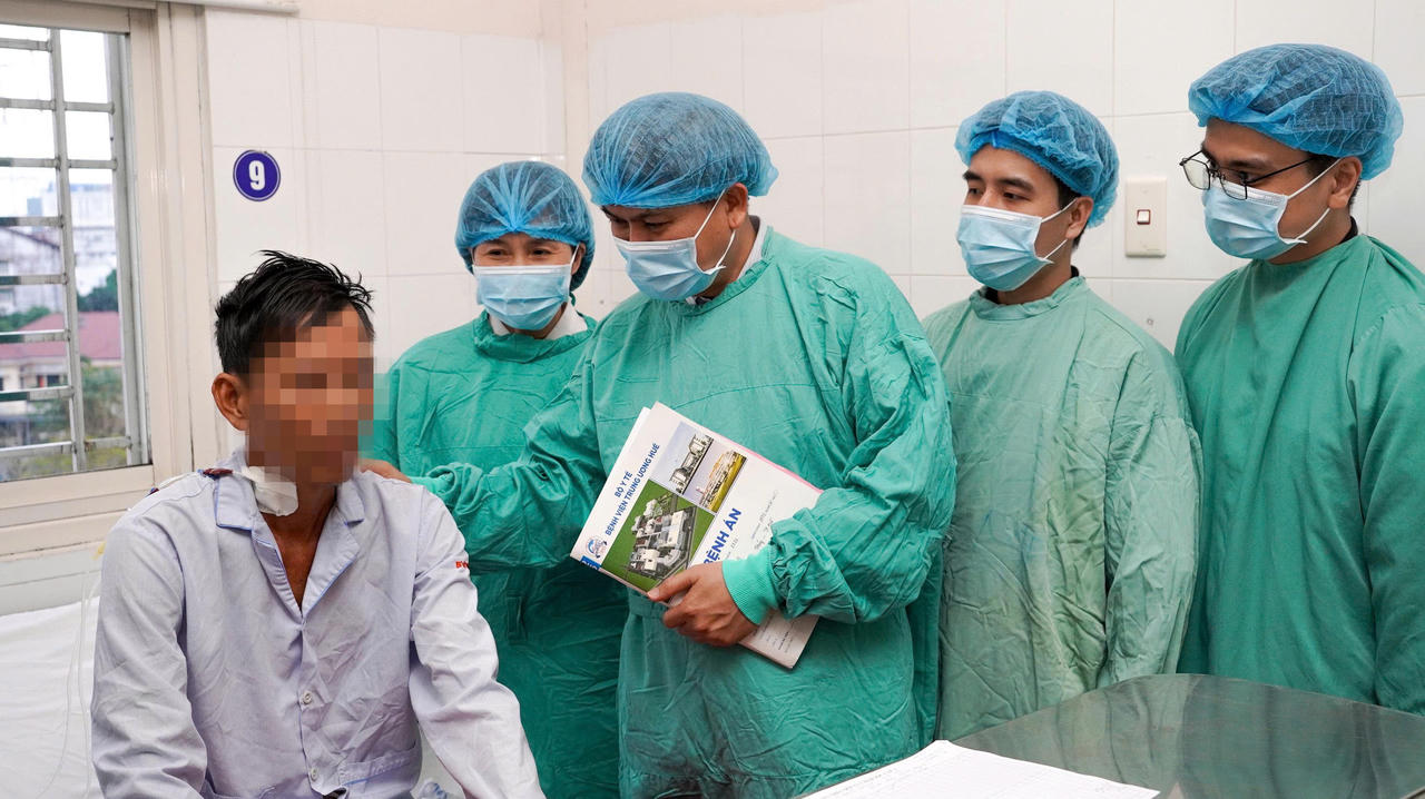 Thực hiện thành công ca phẫu thuật vừa cắt bỏ hai thận đa nang vừa ghép thận tại Huế