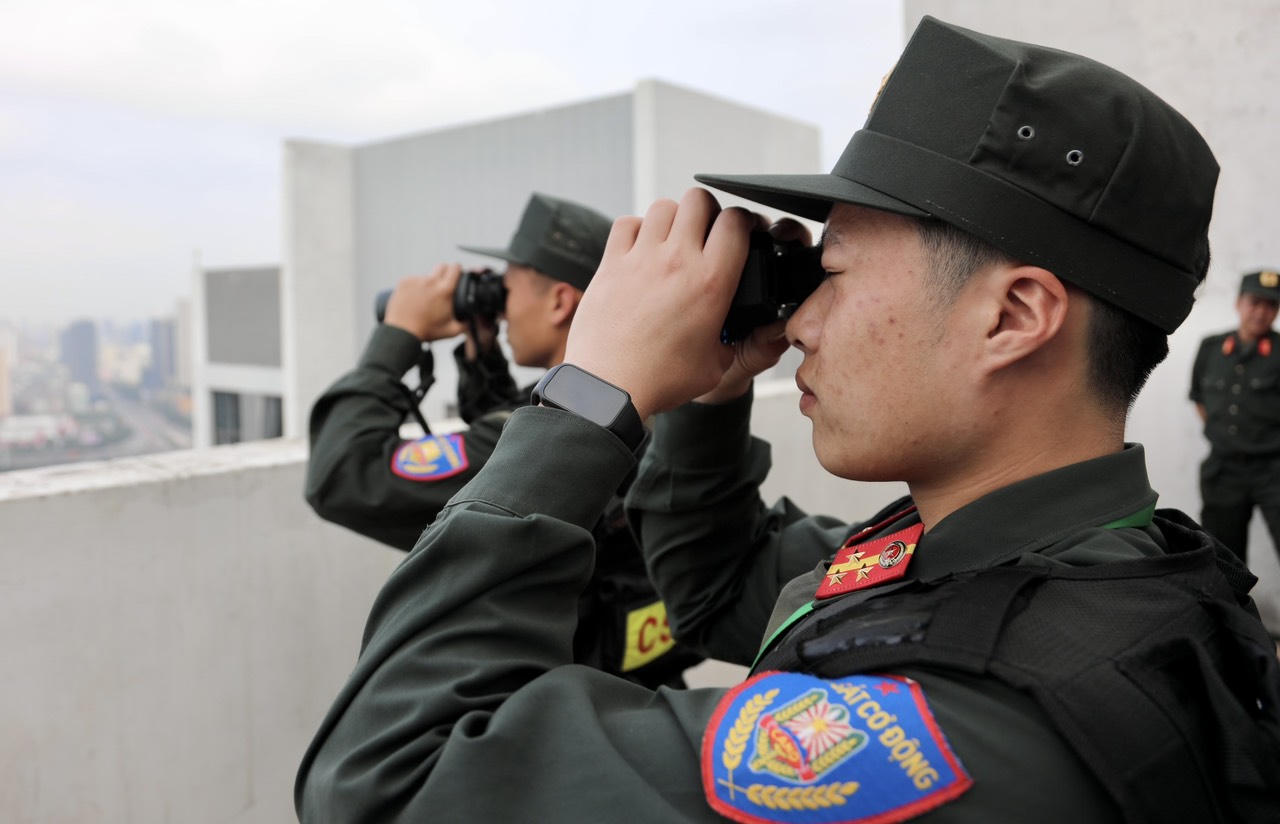 'Những lá chắn thầm lặng' trên điểm cao bảo vệ an ninh Đại hội Đảng XIV