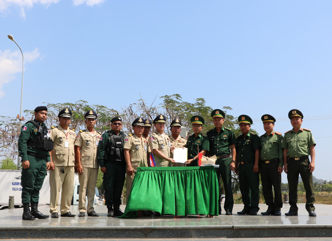Công an tỉnh An Giang tiếp nhận 78 công dân do Campuchia trao trả