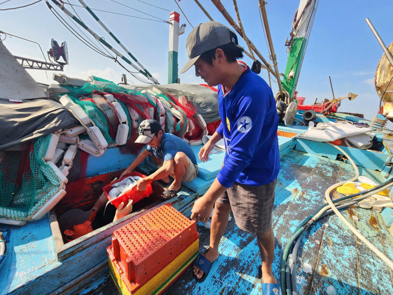 Tàu cá của anh Trí có công suất 480CV, trên tàu có 13 lao động, đều là anh em, bạn bè, làng xóm thân thiết trú tại xã An Lương.