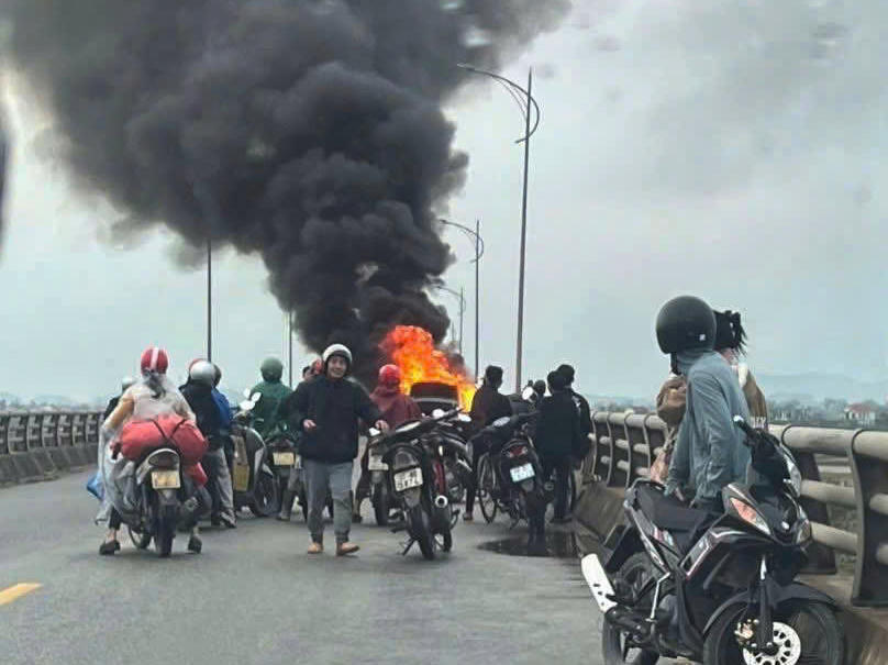 Ô tô bốc cháy giữa cầu Sông Lam, 3 người thoát thân an toàn