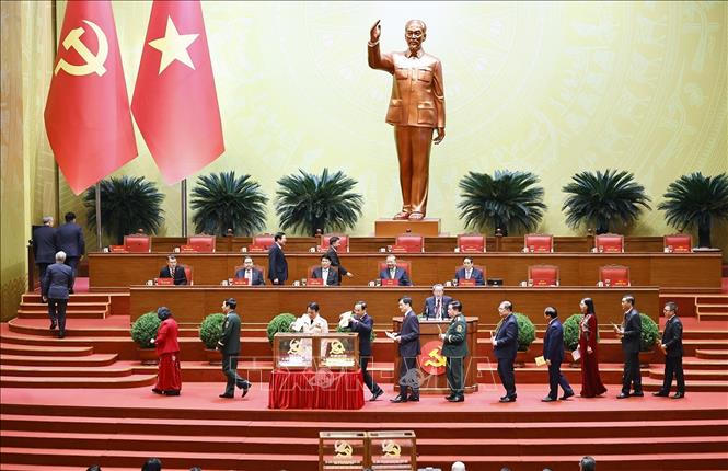 Các đồng chí lãnh đạo Đảng và Nhà nước bỏ phiếu bầu Ủy viên Trung ương chính chức và Ủy viên dự khuyết Ban Chấp hành Trung ương Đảng khóa XIV. Ảnh: TTXVN
