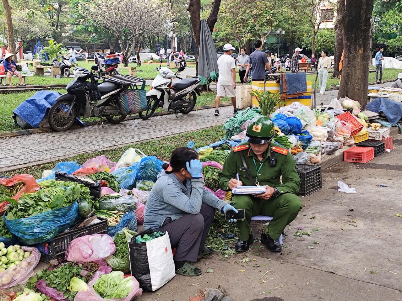 Lực lượng chức năng tại TP Hồ Chí Minh quyết liệt xử lý tình trạng lấn chiếm vỉa hè, lòng đường Lực lượng chức năng tại TP Hồ Chí Minh quyết liệt xử lý tình trạng lấn chiếm vỉa hè, lòng đường