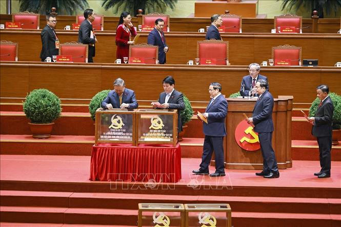 Tổng Bí thư Tô Lâm cùng các đồng chí lãnh đạo Đảng và Nhà nước bỏ phiếu bầu Ủy viên Trung ương chính chức và Ủy viên dự khuyết Ban Chấp hành Trung ương Đảng khóa XIV. Ảnh: TTXVN